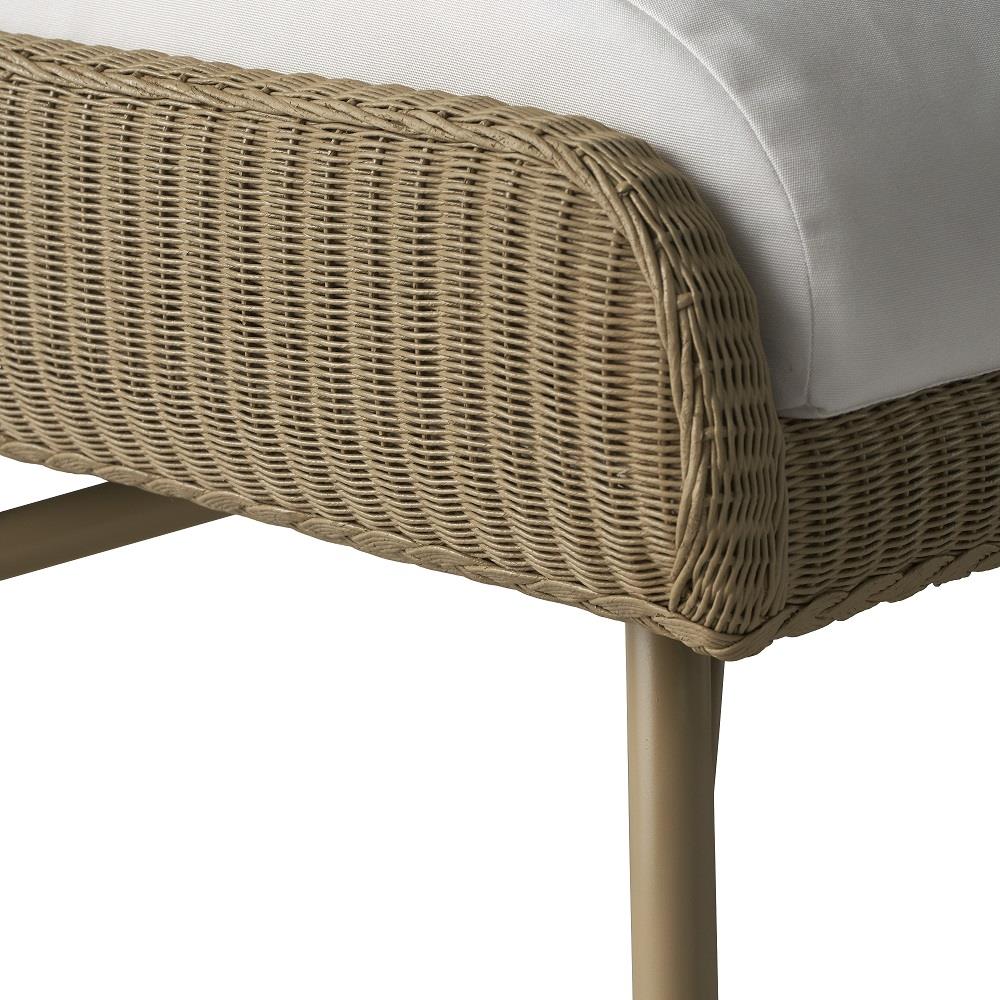 Essence leg detail