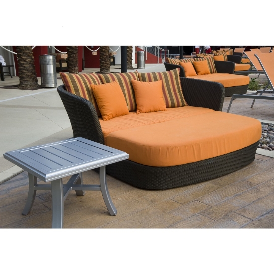 Banchetto aluminum slat top side table