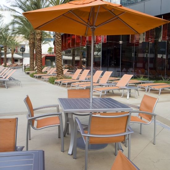 Banchetto aluminum slat bar table
